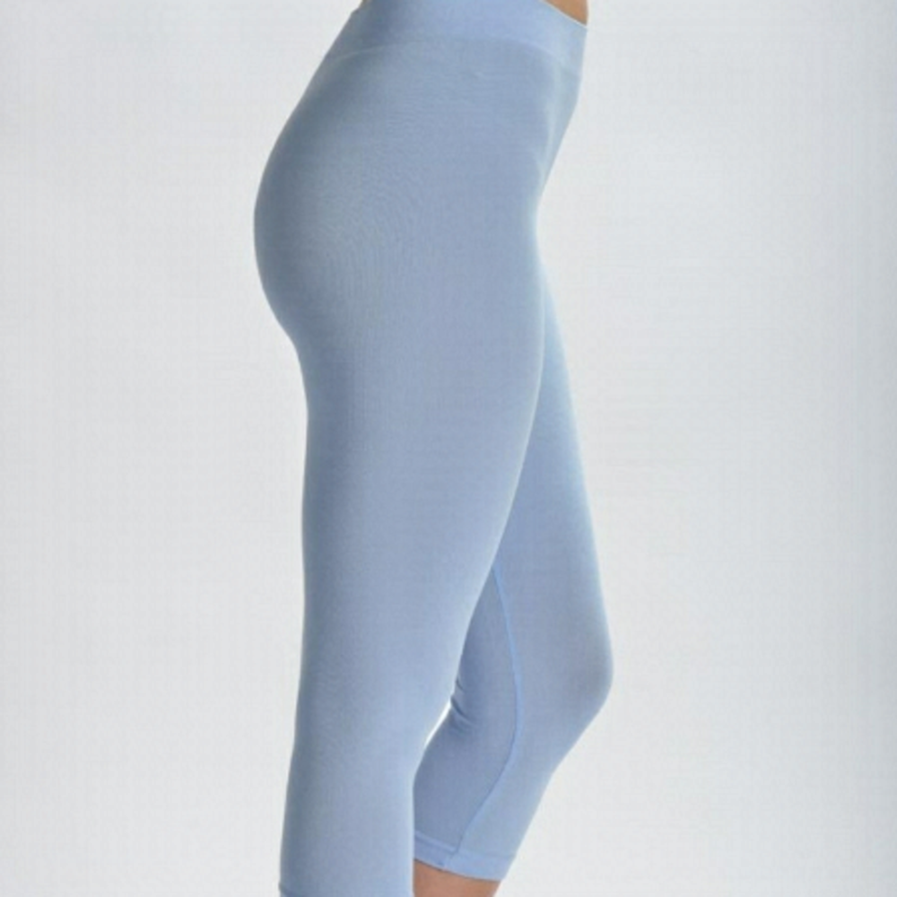 BAMBOO Mid Rise Powder Blue Capris leggings Size Small NWT